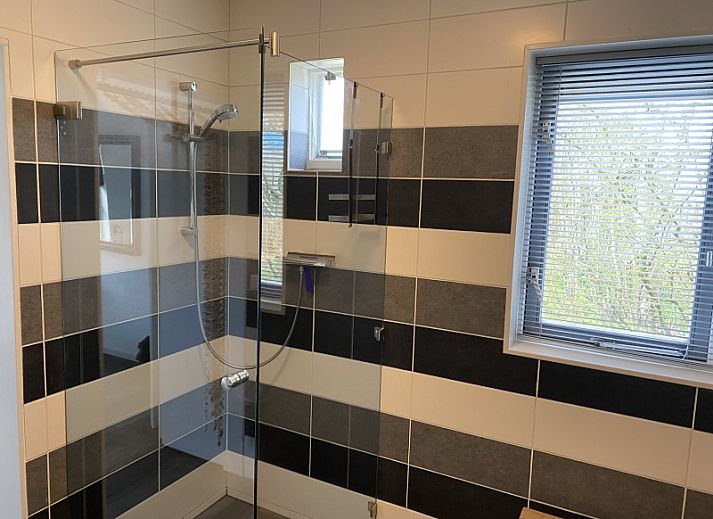 Sonnige Veranda des Ferienhauses Hoog Koog 18 in De Koog, Texel, ideal fuer Entspannung im Bungalowpark Hoog Koog.