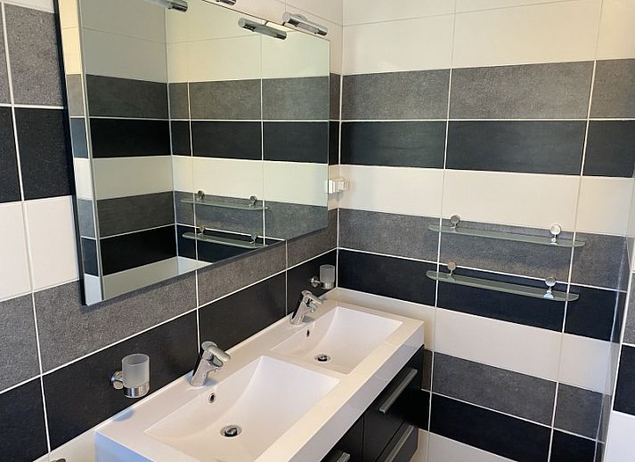 Geraeumige Terrasse mit Markise im Ferienhaus Hoog Koog 18 in De Koog, Texel, fuer ein komfortables Outdoor-Erlebnis im Bungalowpark Hoog Koog.