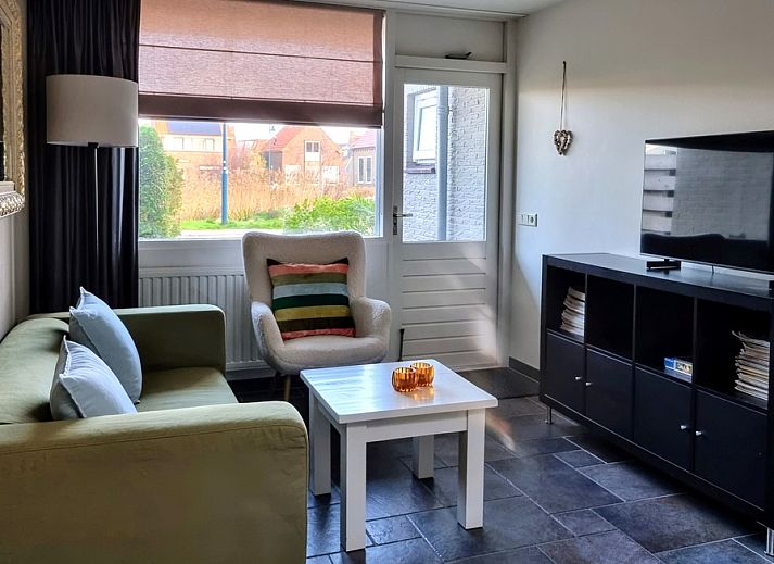 Gemuetliches Wohnzimmer im Ferienhaus 2, De Koog, Texel mit bequemer Sitzecke und viel Tageslicht.