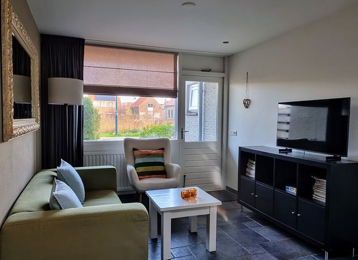 Gemuetliches Wohnzimmer im Ferienhaus 2, De Koog, Texel mit bequemer Sitzecke und viel Tageslicht.