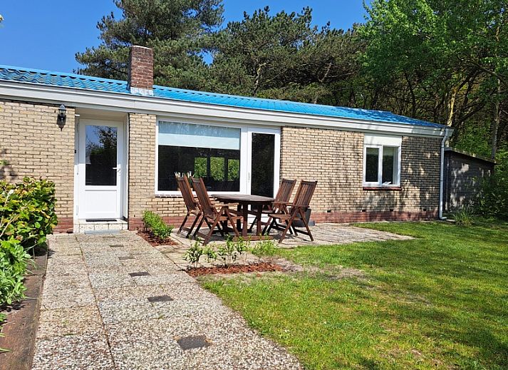 Bungalowpark Hoog Koog vakantiehuis Hoog Koog 10, terras met tuinmeubilair in De Koog, Texel, Waddeneilanden.