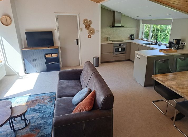 Bungalowpark Hoog Koog vakantiehuis Hoog Koog 10, terras met tuinmeubilair in De Koog, Texel, Waddeneilanden.