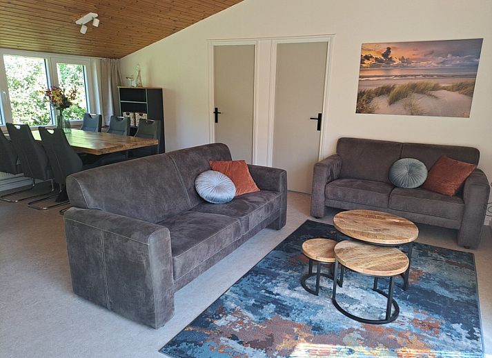 Bungalowpark Hoog Koog vakantiehuis Hoog Koog 10, terras met tuinmeubilair in De Koog, Texel, Waddeneilanden.