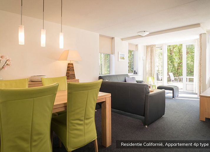 Ruime woonkamer in Type 4 vakantiehuis, De Koog Texel, met veel lichtinval en comfortabele zithoek.