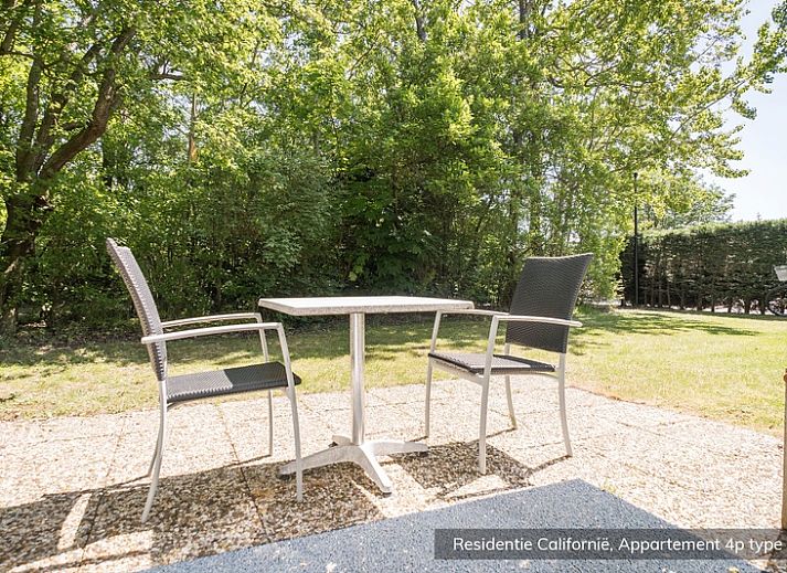 Ruime woonkamer in Type 4 vakantiehuis, De Koog Texel, met veel lichtinval en comfortabele zithoek.