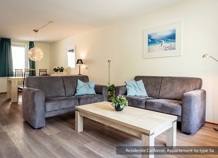 Gezellige woonkamer in Type 5A vakantiehuis, De Koog, Texel met comfortabele banken.