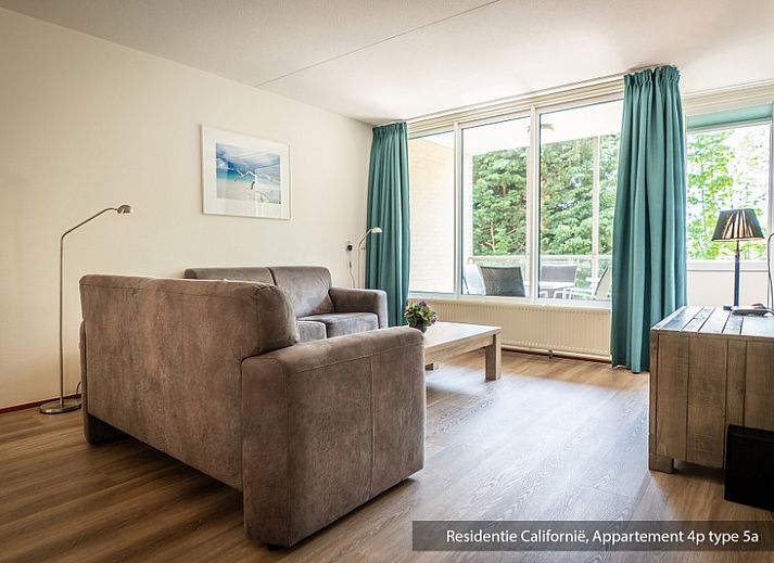 Gezellige woonkamer in Type 5A vakantiehuis, De Koog, Texel met comfortabele banken.