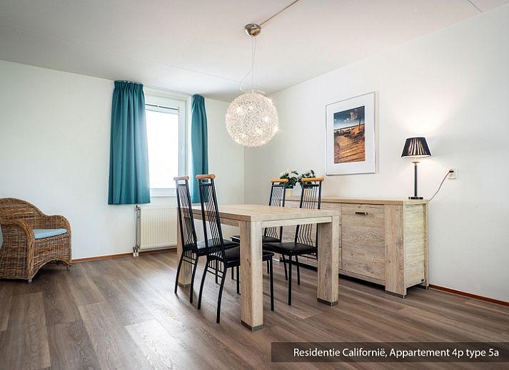 Gezellige woonkamer in Type 5A vakantiehuis, De Koog, Texel met comfortabele banken.