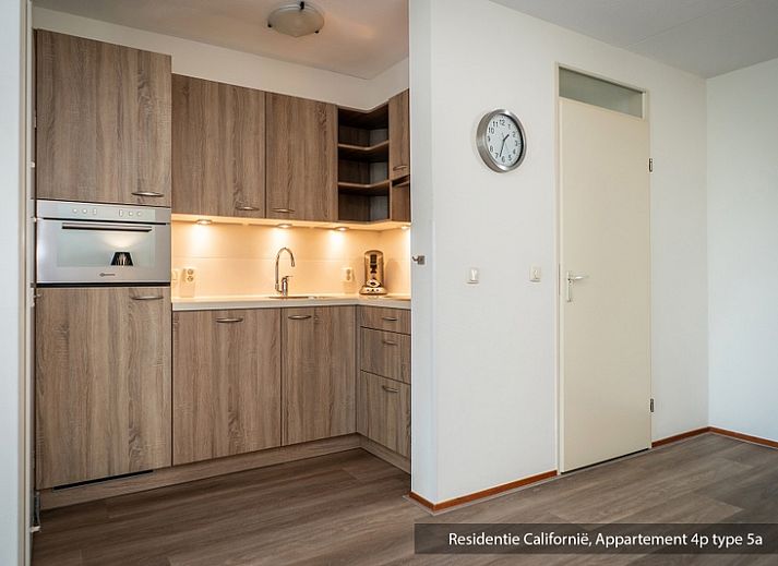Sfeervolle slaapkamer in Type 5A vakantiewoning, De Koog, Texel met uitzicht op vuurtoren.