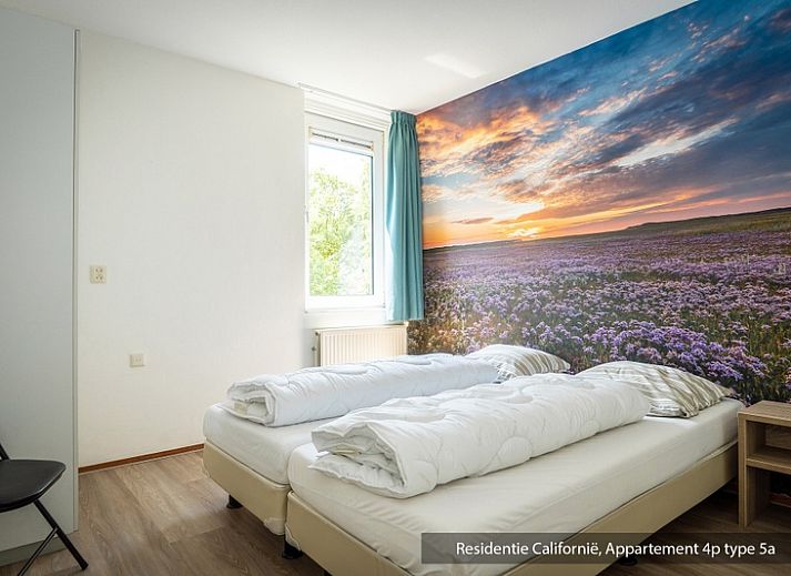 Sfeervolle slaapkamer in Type 5A vakantiewoning, De Koog, Texel met uitzicht op vuurtoren.