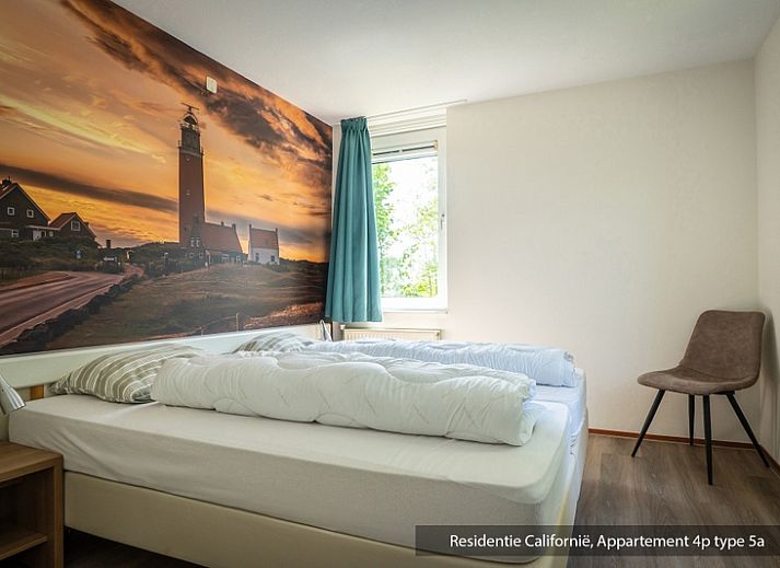 Sfeervolle slaapkamer in Type 5A vakantiewoning, De Koog, Texel met uitzicht op vuurtoren.