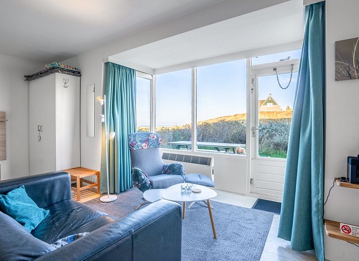 Gemuetliches Wohnzimmer im Appartement Juliana 068 Insel- und Meerblick, De Koog, Texel mit Blick auf die Duenen.