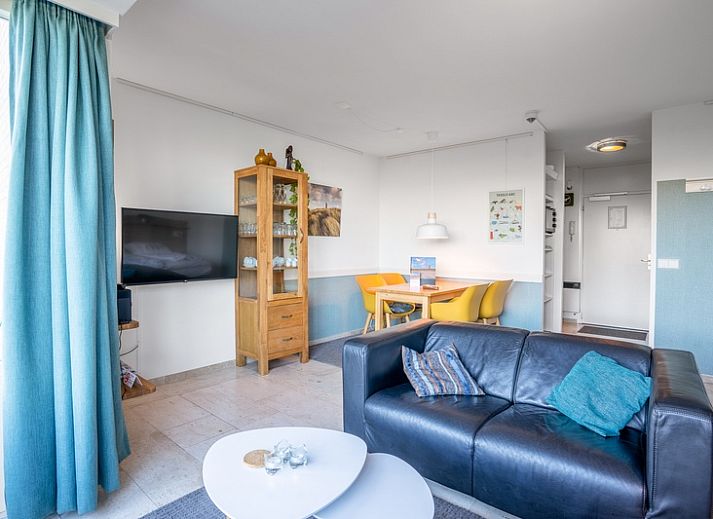 Gemuetliches Wohnzimmer im Appartement Juliana 068 Insel- und Meerblick, De Koog, Texel mit Blick auf die Duenen.