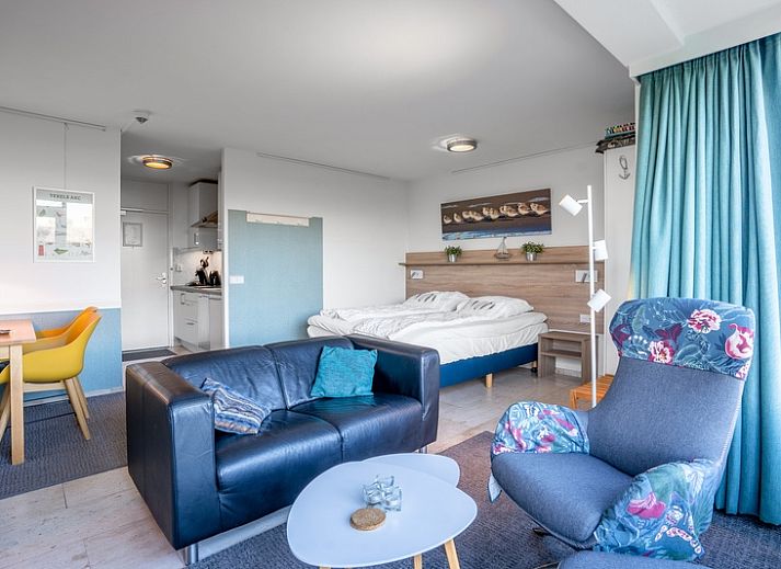 Gemuetliches Wohnzimmer im Appartement Juliana 068 Insel- und Meerblick, De Koog, Texel mit Blick auf die Duenen.