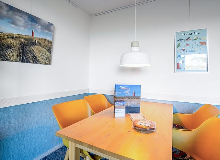 Gemuetliches Wohnzimmer im Appartement Juliana 068 Insel- und Meerblick, De Koog, Texel mit Blick auf die Duenen.