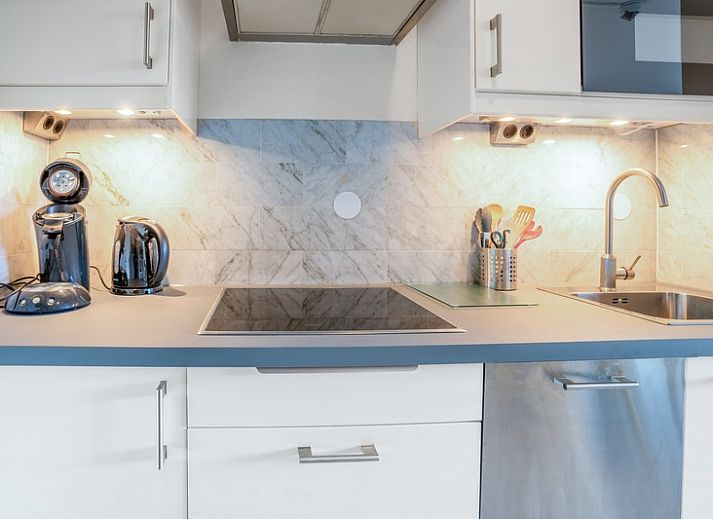 Heller Wohnbereich im Appartement Juliana 068 Insel- und Meerblick, De Koog, Texel mit bequemen Sitzgelegenheiten.