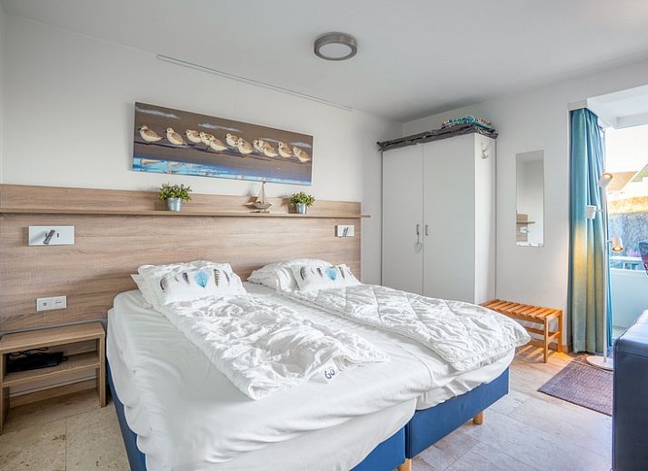 Heller Wohnbereich im Appartement Juliana 068 Insel- und Meerblick, De Koog, Texel mit bequemen Sitzgelegenheiten.