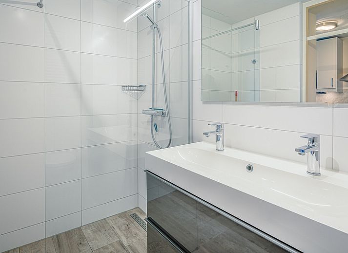 Heller Wohnbereich im Appartement Juliana 068 Insel- und Meerblick, De Koog, Texel mit bequemen Sitzgelegenheiten.