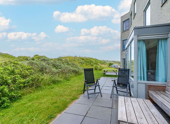 Moderne Sitzecke mit Fernseher im Apartment Juliana 068 Eiland en Zeezicht, De Koog, Texel.
