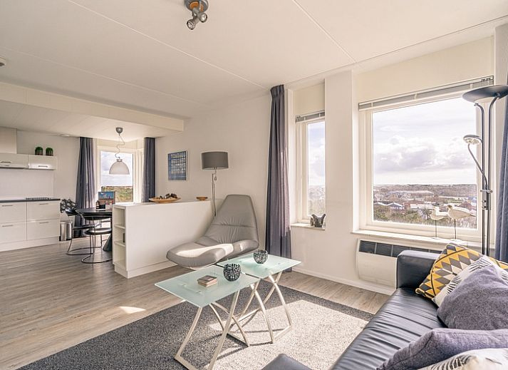 Apartment Juliana 132 Eilandzicht in De Koog, Texel offers a bright living room with panoramic views of the Wadden Island.