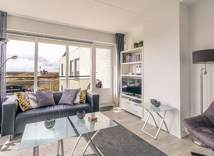 Apartment Juliana 132 Eilandzicht in De Koog, Texel offers a bright living room with panoramic views of the Wadden Island.