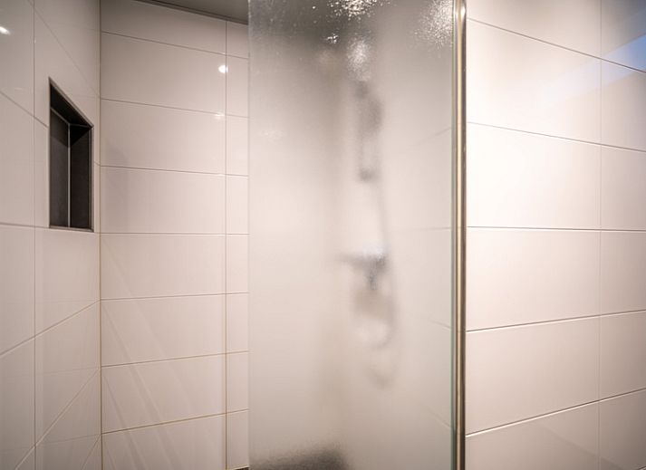 Spacious open kitchen and living room in Apartment Juliana 132 Eilandzicht, De Koog, Texel with lots of natural light.