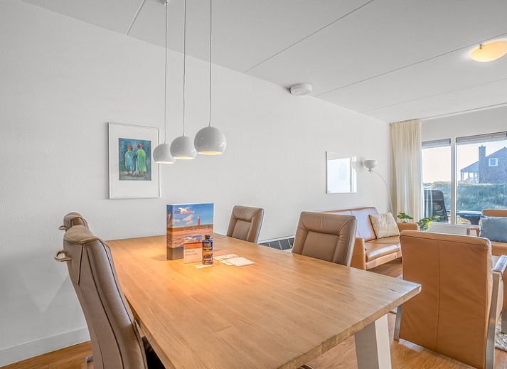 Lichte en moderne woonkamer van Appartement Juliana 052 Eiland en Zeezicht in De Koog, Texel met uitzicht op de Waddeneilanden.