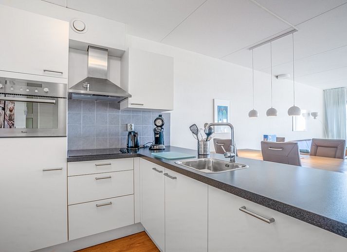 Lichte en moderne woonkamer van Appartement Juliana 052 Eiland en Zeezicht in De Koog, Texel met uitzicht op de Waddeneilanden.