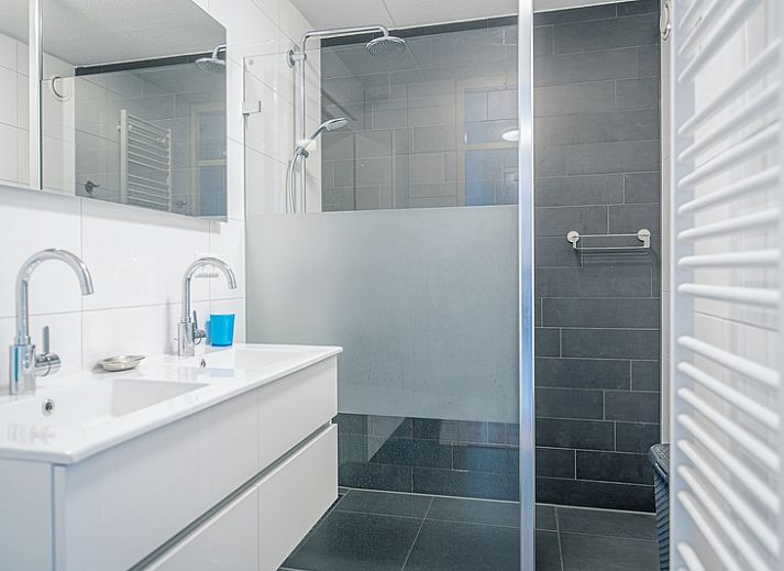 Lichte en moderne woonkamer van Appartement Juliana 052 Eiland en Zeezicht in De Koog, Texel met uitzicht op de Waddeneilanden.