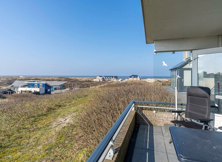 Comfortabele zithoek in Appartement Juliana 052 Eiland en Zeezicht, De Koog, Texel met uitzicht op de natuur.