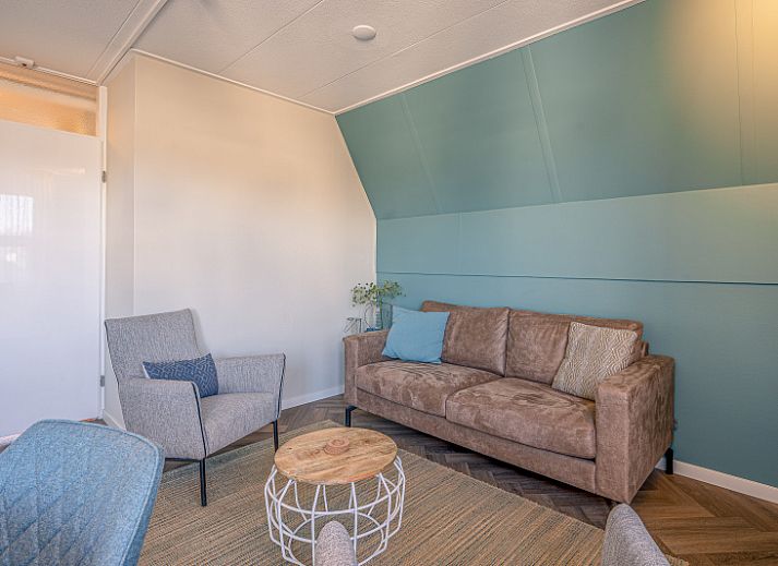Gezellige woonkamer in Appartement Zeedistel 28, De Koog, Texel, met comfortabele zitruimte en moderne inrichting.