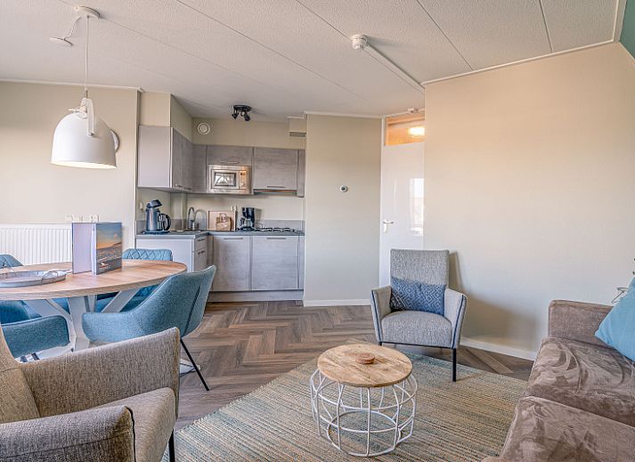 Gezellige woonkamer in Appartement Zeedistel 28, De Koog, Texel, met comfortabele zitruimte en moderne inrichting.