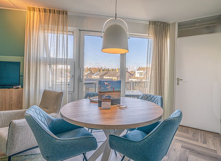 Gezellige woonkamer in Appartement Zeedistel 28, De Koog, Texel, met comfortabele zitruimte en moderne inrichting.