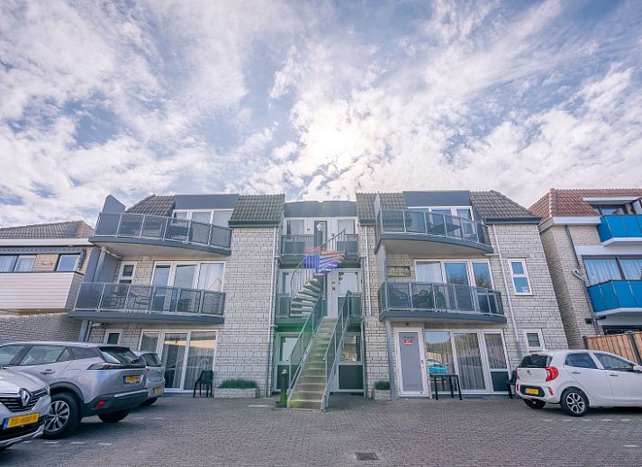 Moderne binnenruimte van Appartement Zeedistel 28, De Koog, Texel, met comfortabele bank en fauteuils.