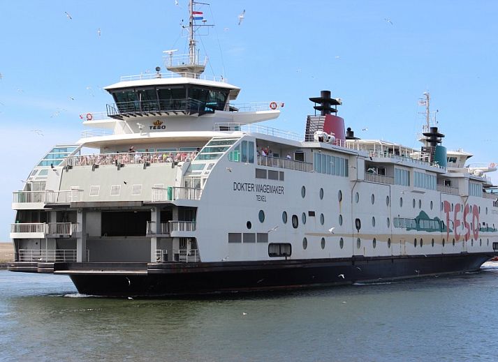 Eetkamer en zithoek in 6-pers. Vakantiehuis met Sauna in De Koog, Texel, Waddeneilanden.