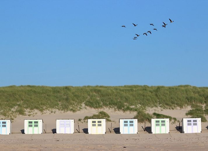 Eetkamer en zithoek in 6-pers. Vakantiehuis met Sauna in De Koog, Texel, Waddeneilanden.