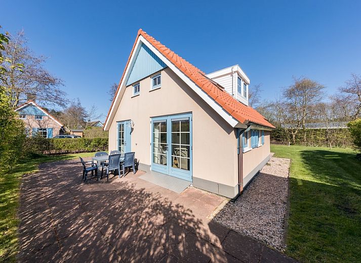T6AM bungalow in De Koog, Texel with sunny terrace and spacious garden, perfect for a relaxing stay on the Wadden Islands.