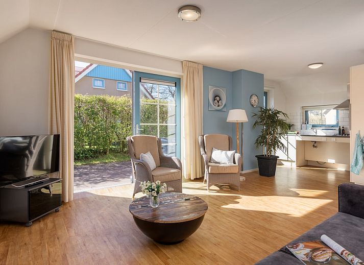 T6AM bungalow in De Koog, Texel with sunny terrace and spacious garden, perfect for a relaxing stay on the Wadden Islands.