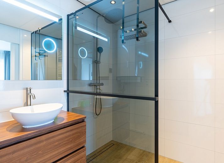 Stijlvolle binnenruimte van Appartement Juliana 076 Eilandzicht, De Koog, Texel met uitzicht op groene omgeving.