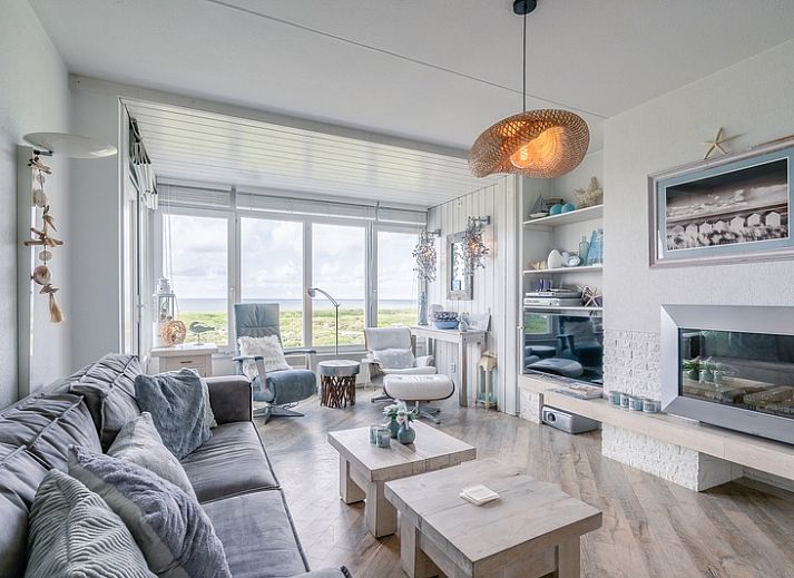 Ruime woonkamer van Appartement Juliana 106 Zeezicht in De Koog, Texel met panoramisch uitzicht op zee.
