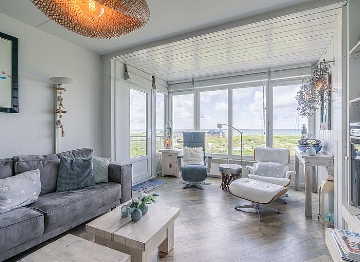 Ruime woonkamer van Appartement Juliana 106 Zeezicht in De Koog, Texel met panoramisch uitzicht op zee.