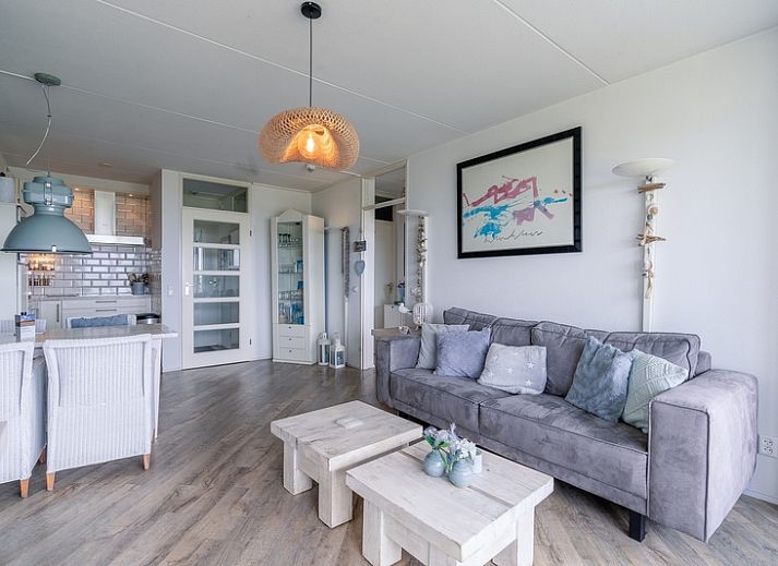 Ruime woonkamer van Appartement Juliana 106 Zeezicht in De Koog, Texel met panoramisch uitzicht op zee.