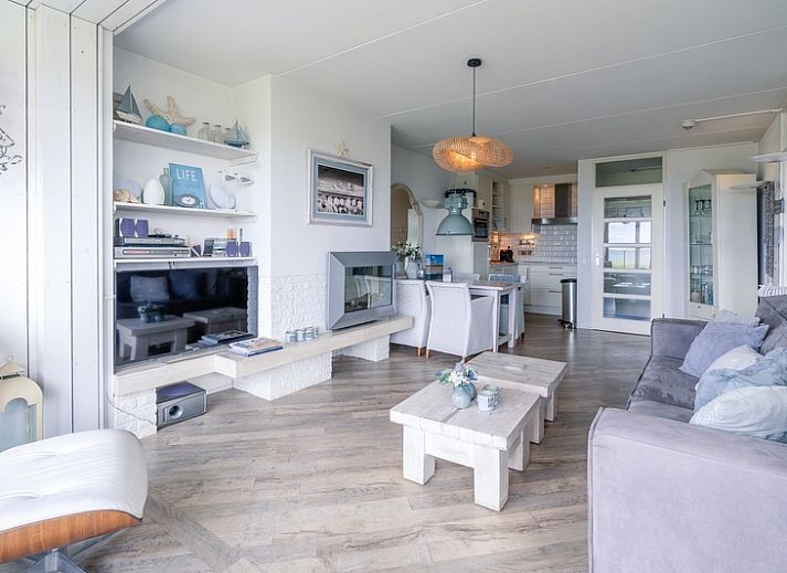 Ruime woonkamer van Appartement Juliana 106 Zeezicht in De Koog, Texel met panoramisch uitzicht op zee.