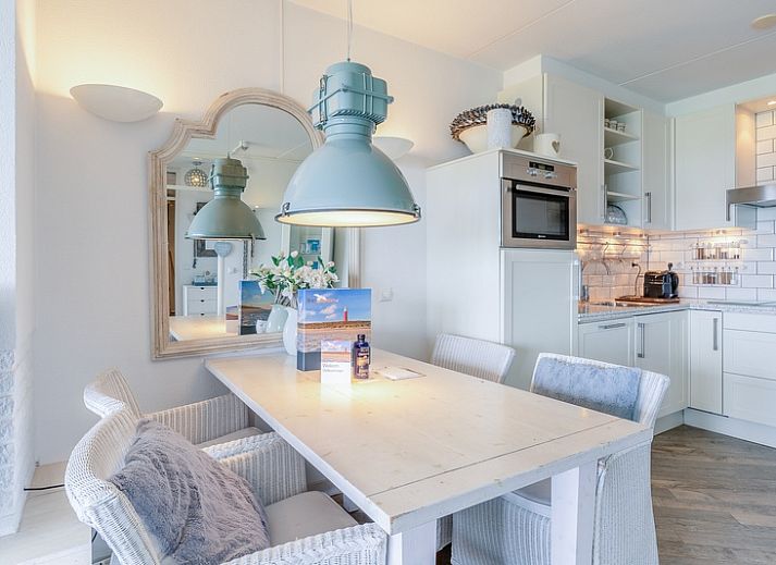 Lichte zithoek in Appartement Juliana 106 Zeezicht in De Koog, Texel met comfortabele banken en zeezicht.