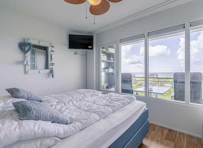 Lichte zithoek in Appartement Juliana 106 Zeezicht in De Koog, Texel met comfortabele banken en zeezicht.