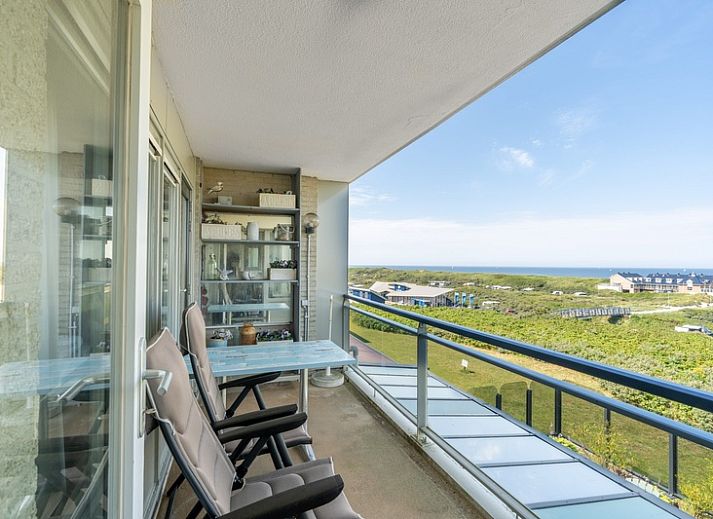 Gezellige woonkamer van Appartement Juliana 106 Zeezicht in De Koog, Texel met grote ramen en uitzicht op de natuur.