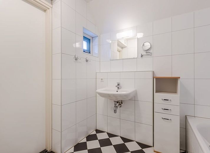 Bungalow T6AB in De Koog, Texel met rieten dak en terras in groene omgeving, ideaal voor een ontspannen vakantie op de Waddeneilanden.