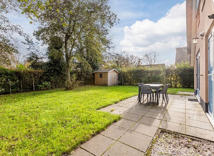 Moderne badkamer in bungalow T6AB, De Koog, Texel met strakke witte tegels en een stijlvolle wastafel voor een comfortabel verblijf.