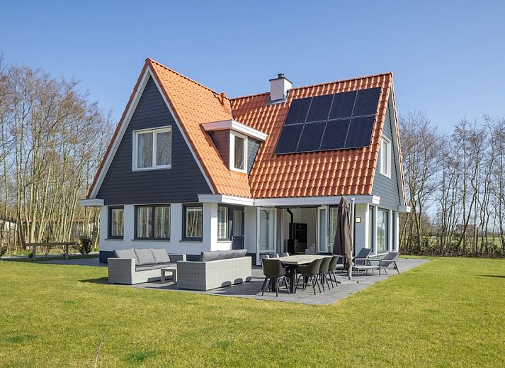 Villa 8, ein luxurioeses Ferienhaus in De Koog, Texel, mit grossem Garten und Terrasse, ideal fuer einen entspannten Aufenthalt auf den Watteninseln.