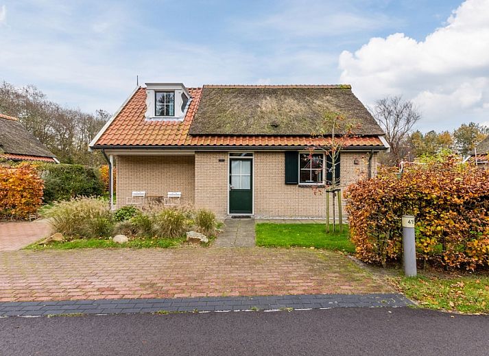 T6B Komfort-Bungalow in De Koog, Texel, Watteninseln mit gruenem Garten und einladender Terrasse, umgeben von ruhiger Natur.